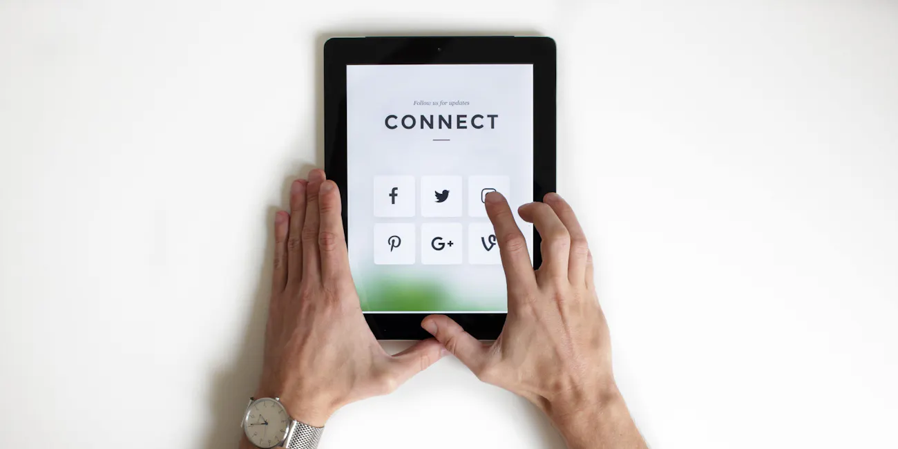 Tablet mit Connect-Button auf dem Display