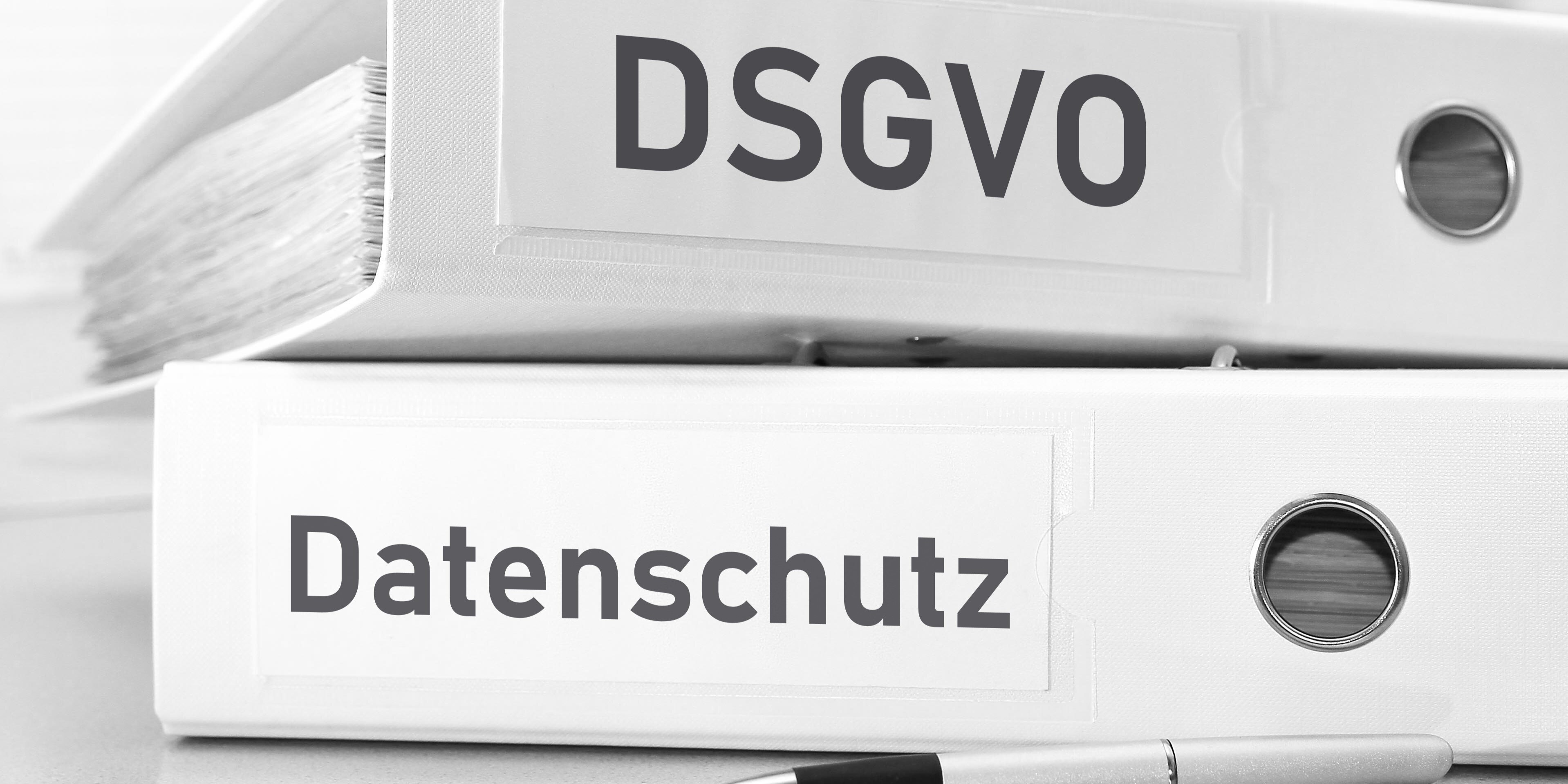 Aktenordner mit Datenschutz und DSGVO Schriftzug