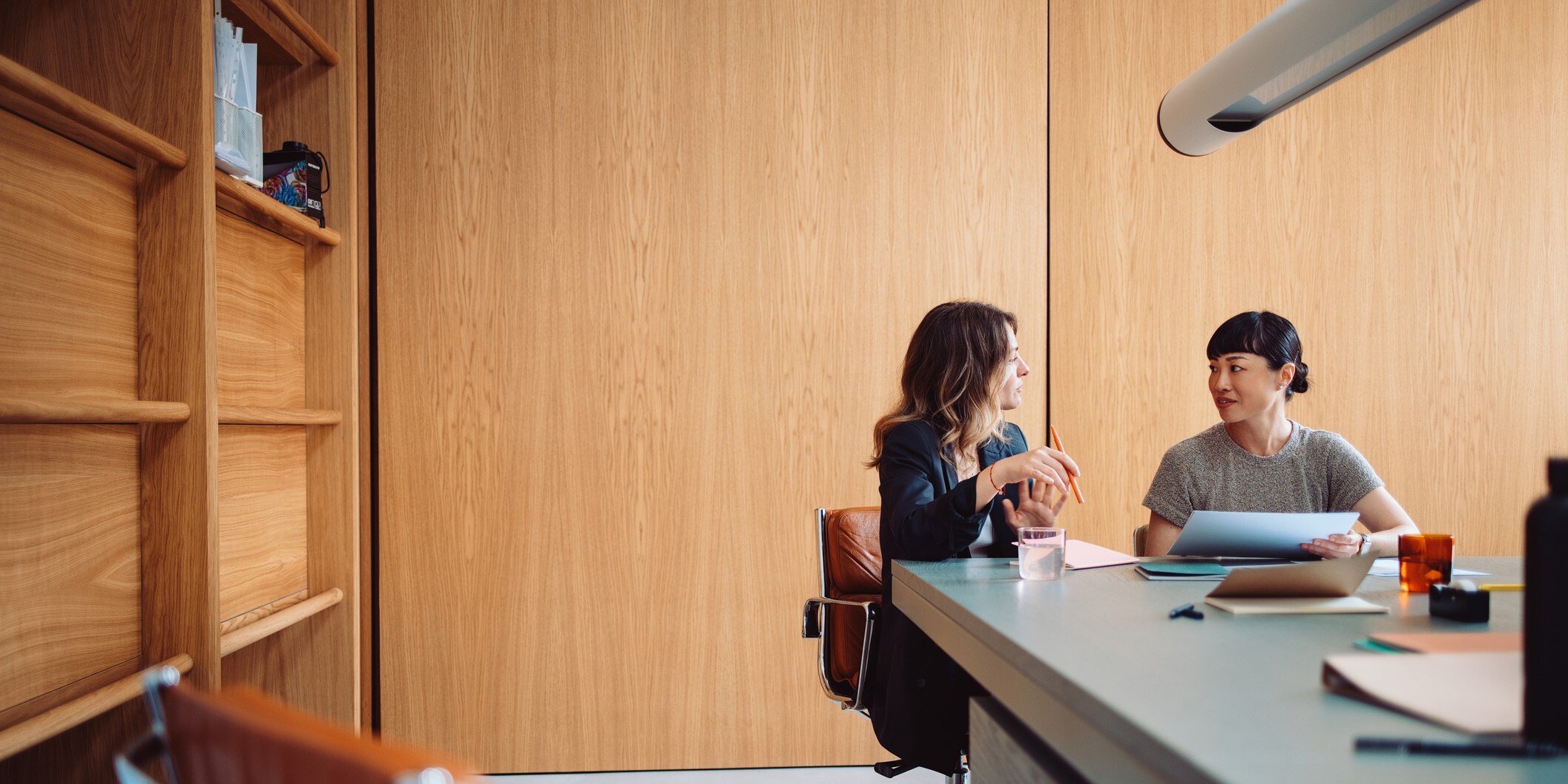 Zwei Geschäftsfrauen reden in einem modernen Büro