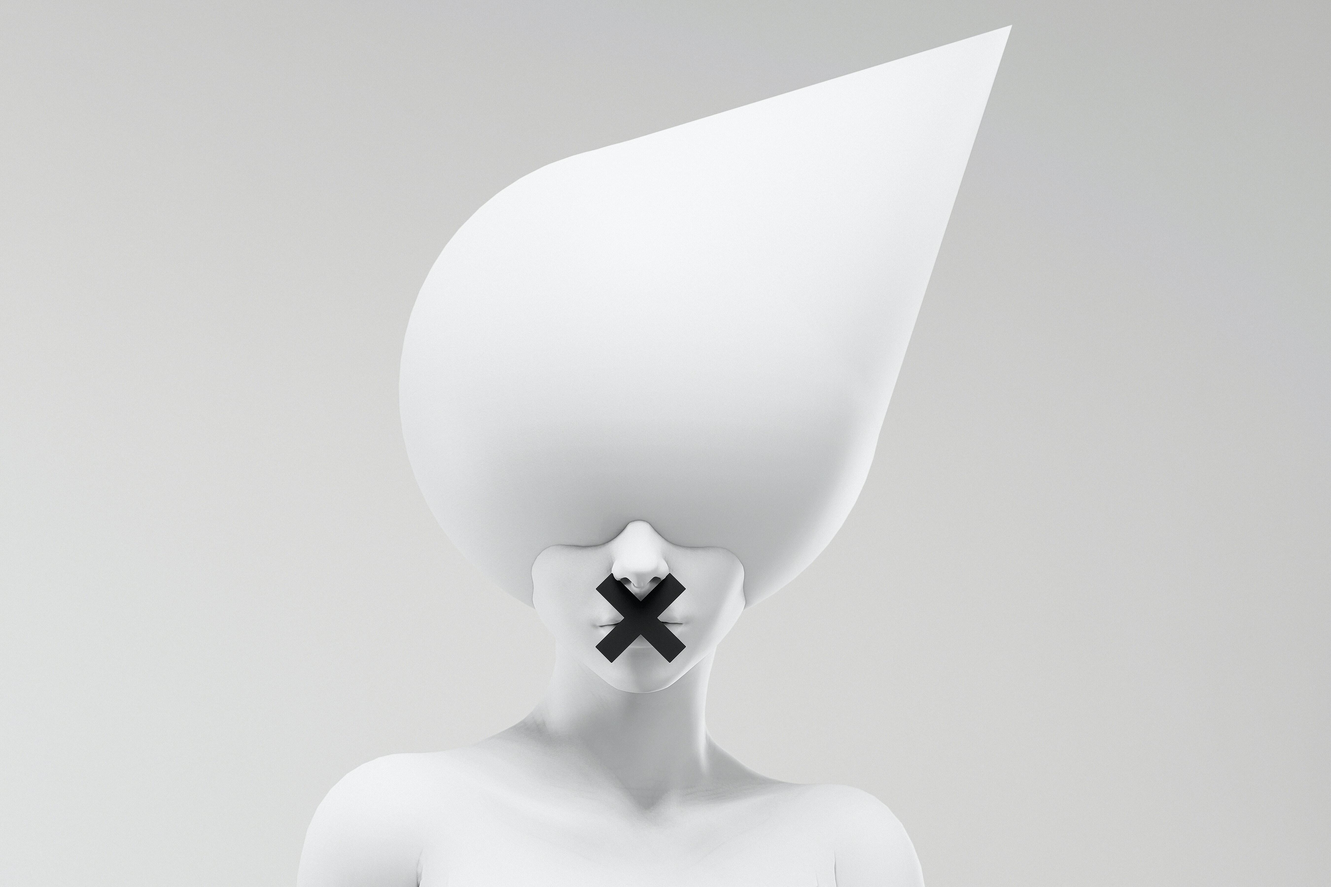 Figur mit zugeklebtem Mund