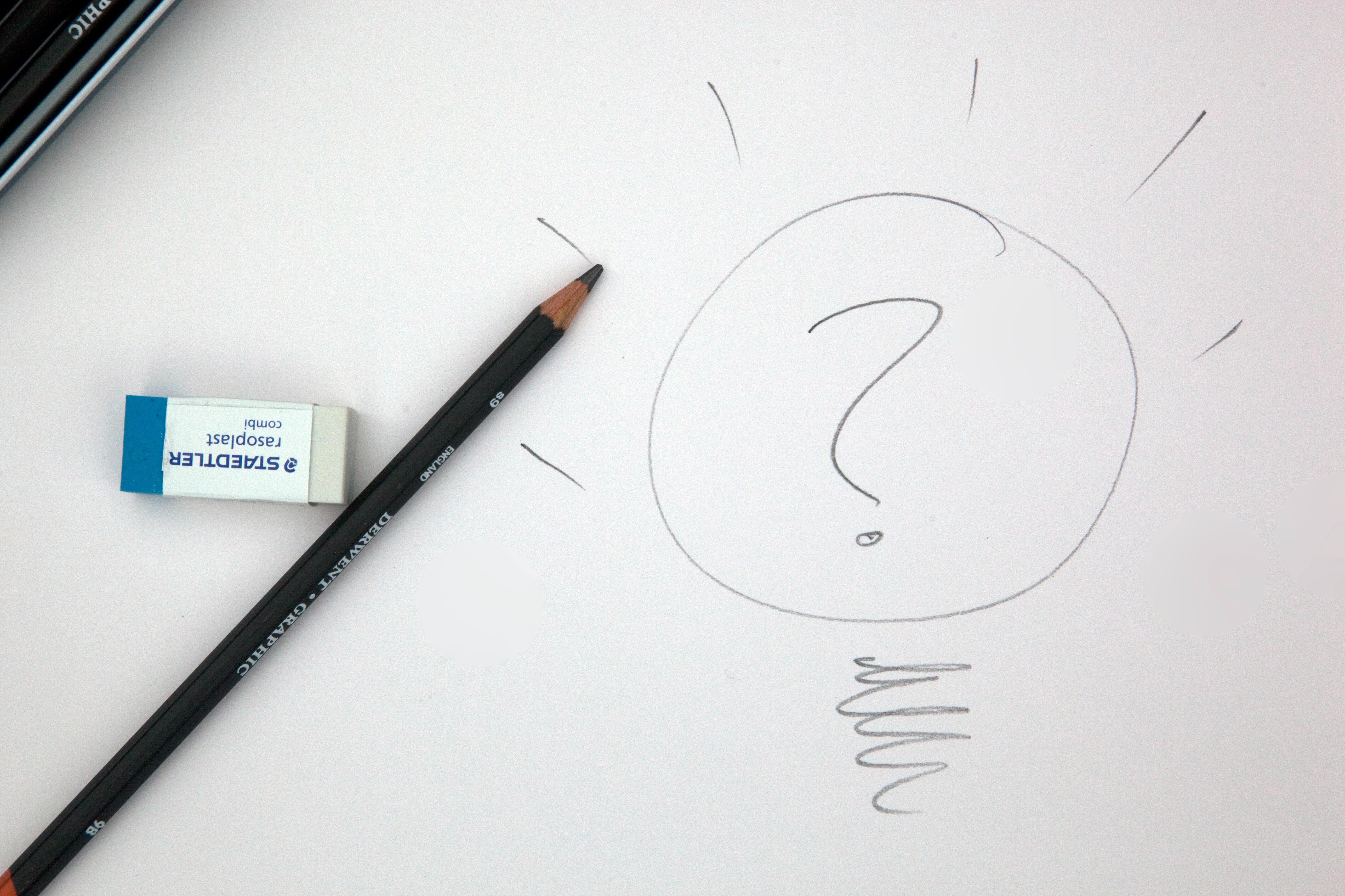 Mit Bleistift gezeichnete Glühbirne
