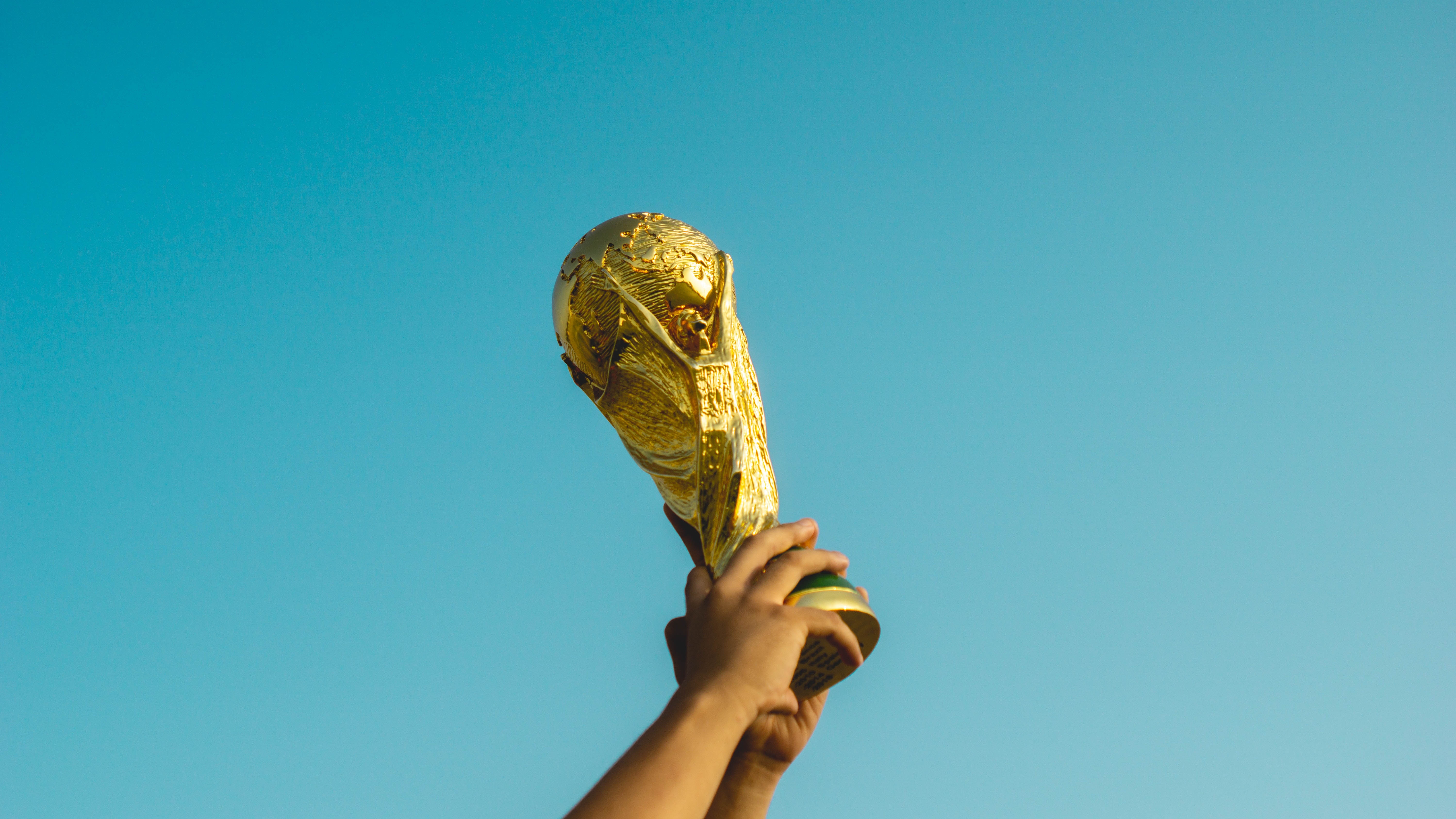 Hände die Pokal in die Höhe recken