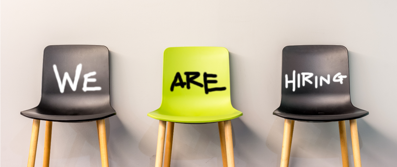 Stühle mit augespraytem Text "We are hiring"