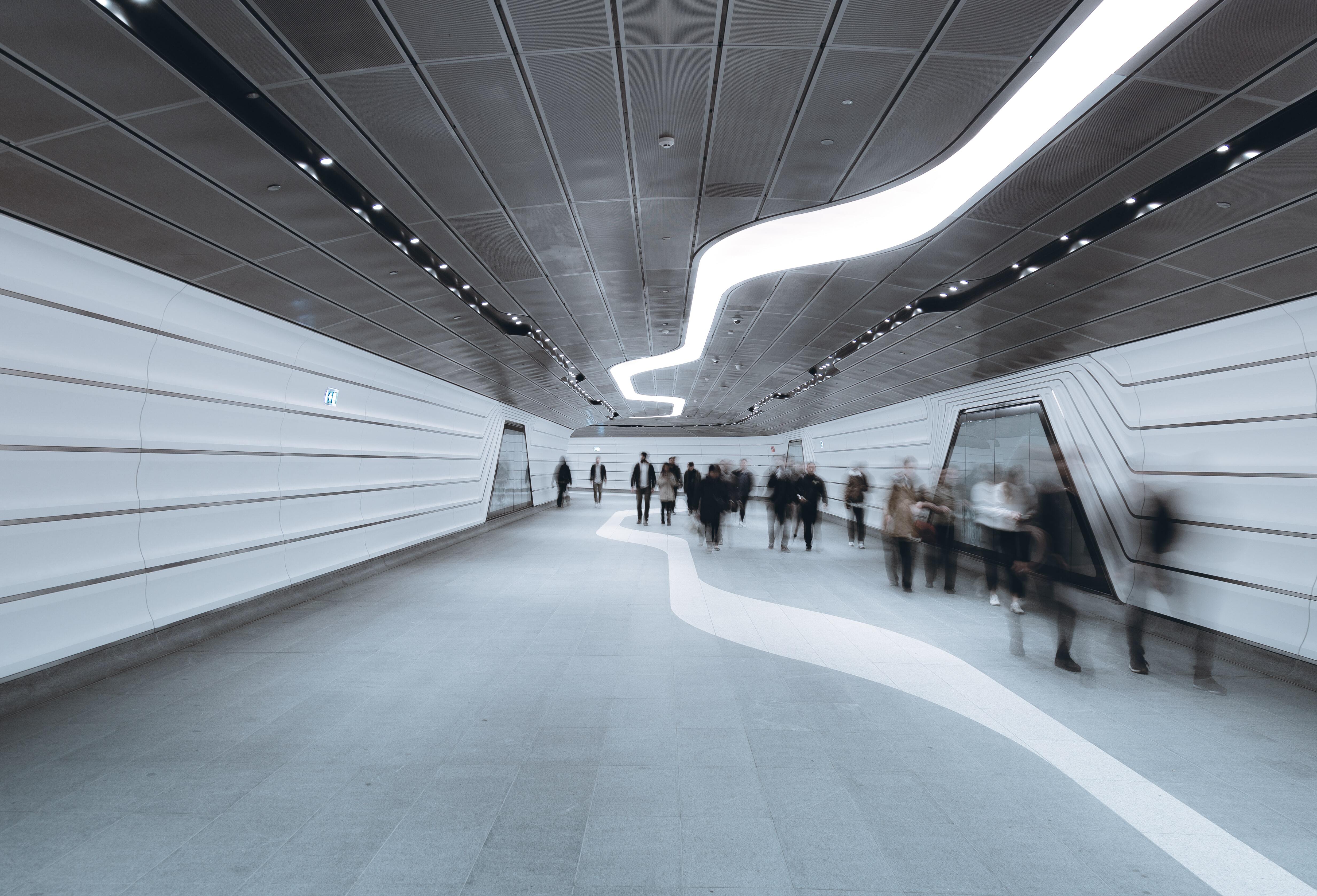 Menschen in Bewegung in Fußgängertunnel