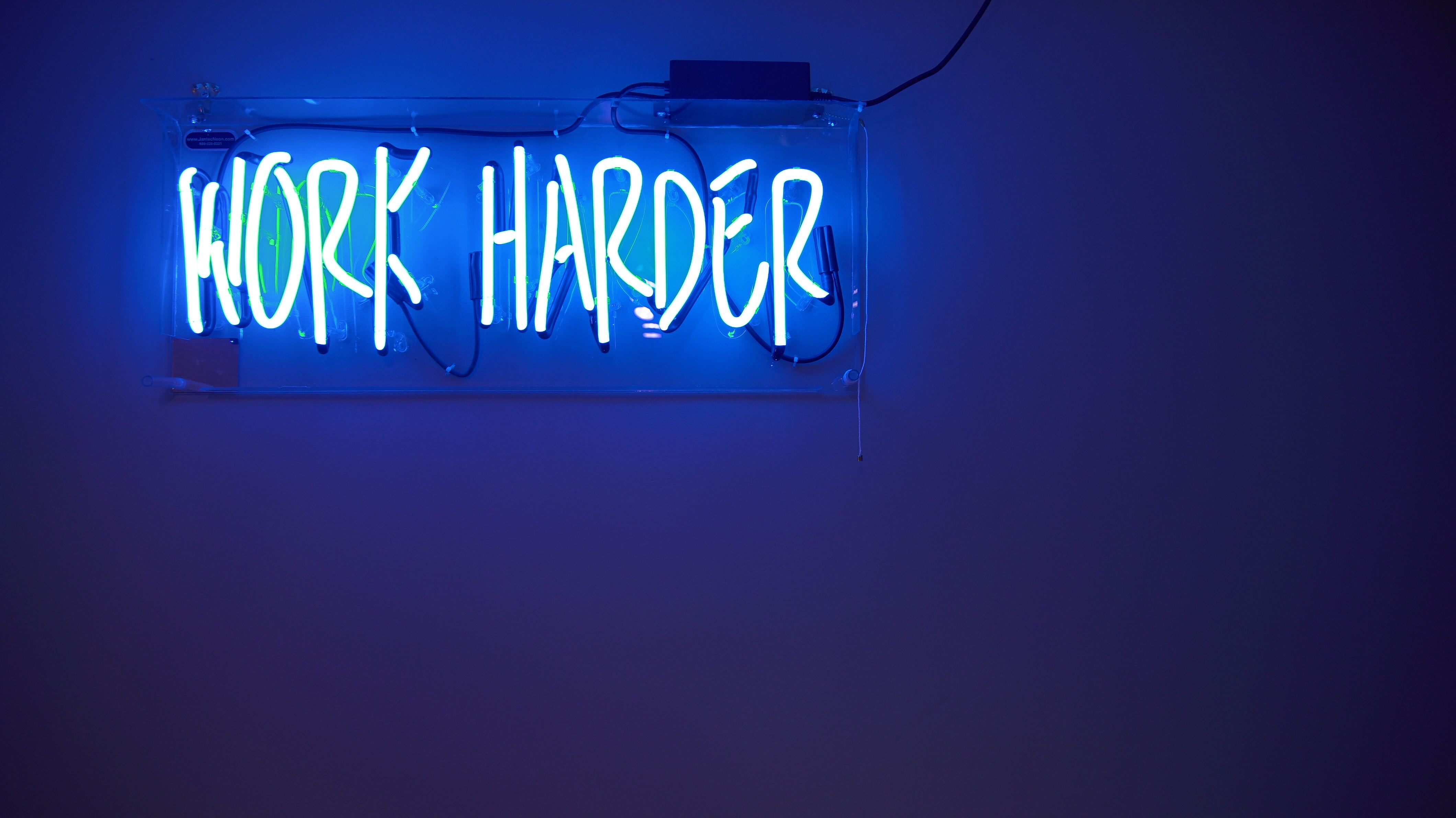 Neon-Schriftzug Work Harder