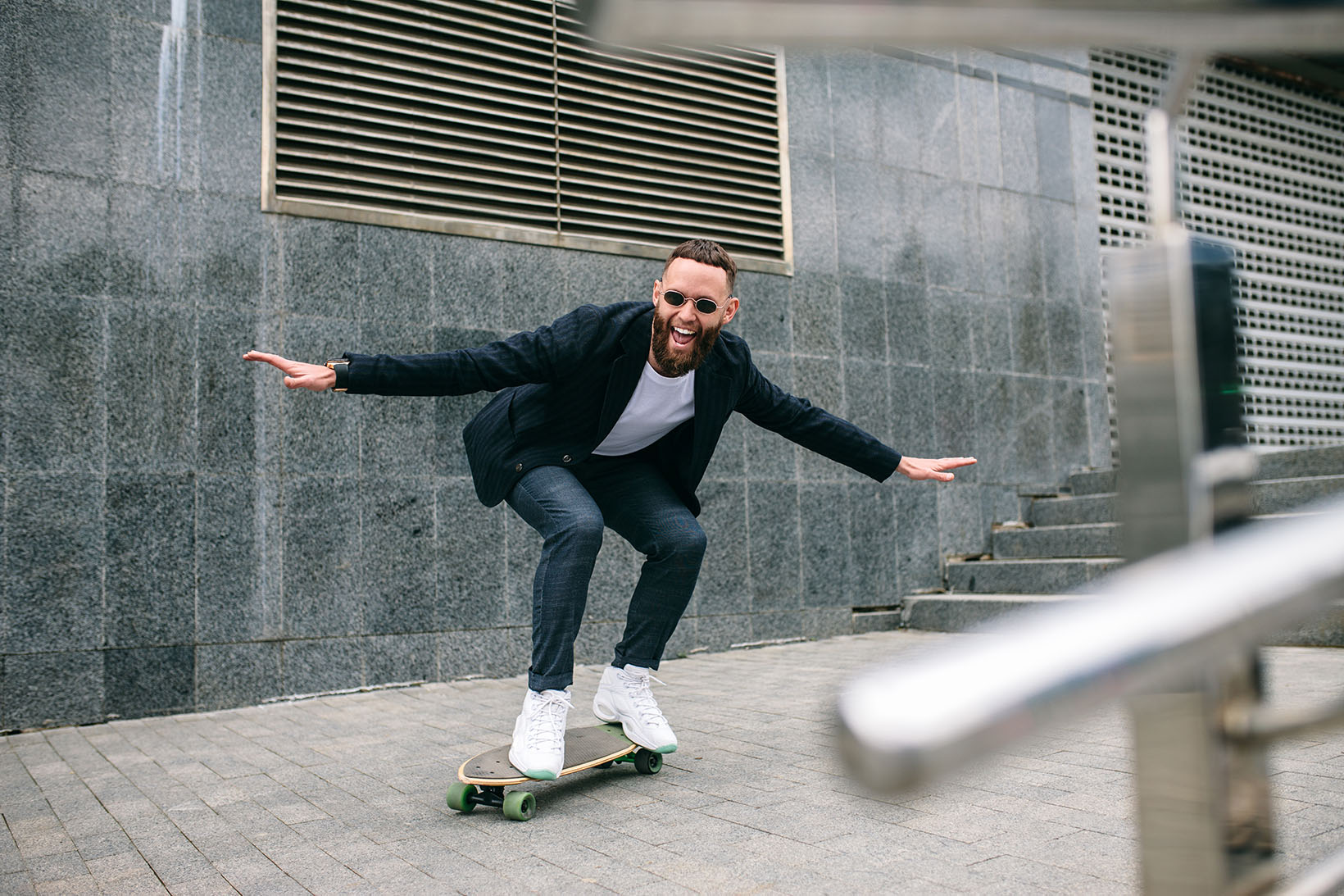 Junger Mann auf Skateboard